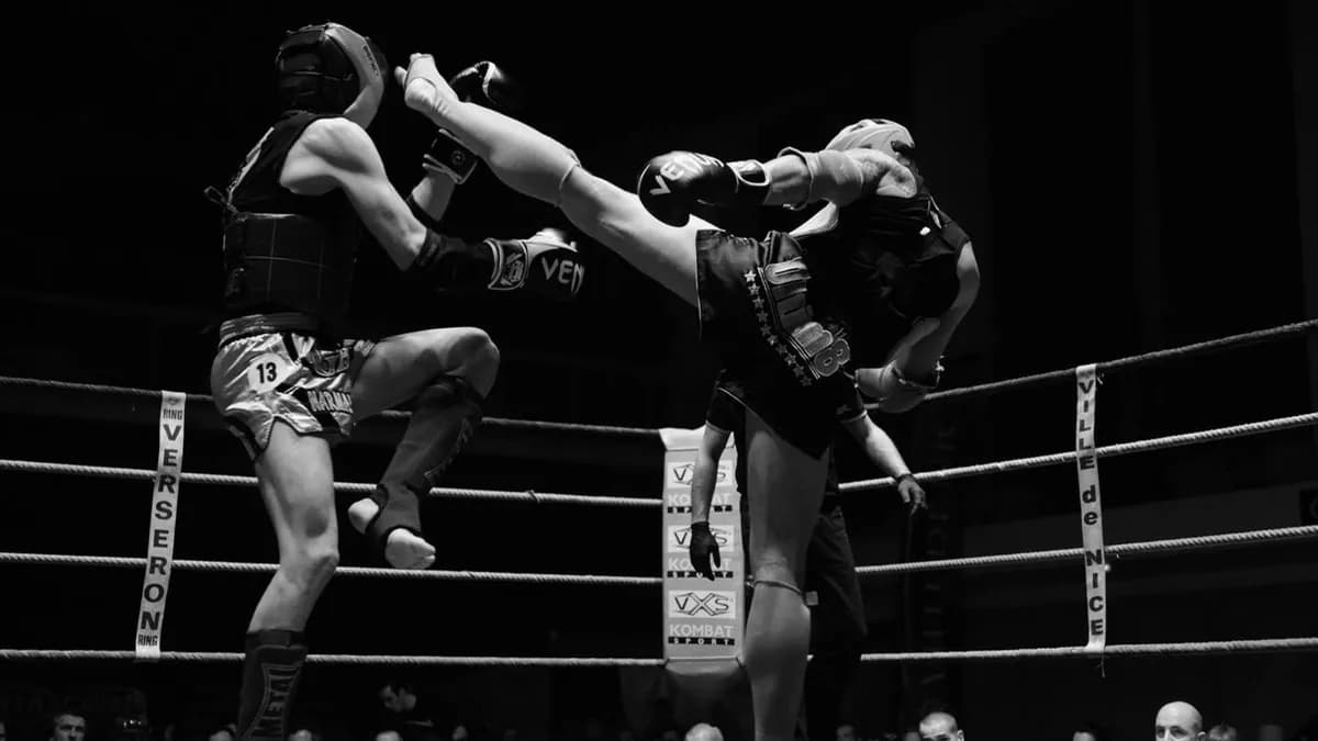 Quand un geste désespéré au coin a précipité la chute d’un combattant