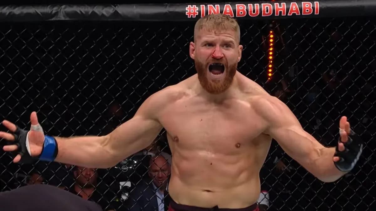 Jan Błachowicz, champion polonais de MMA, se prépare à un retour en octogone après une grave blessure au genou. Son combat revanche contre Bogdan Guskov reporté, il mise sur une réadaptation rigoureuse pour revenir plus fort.