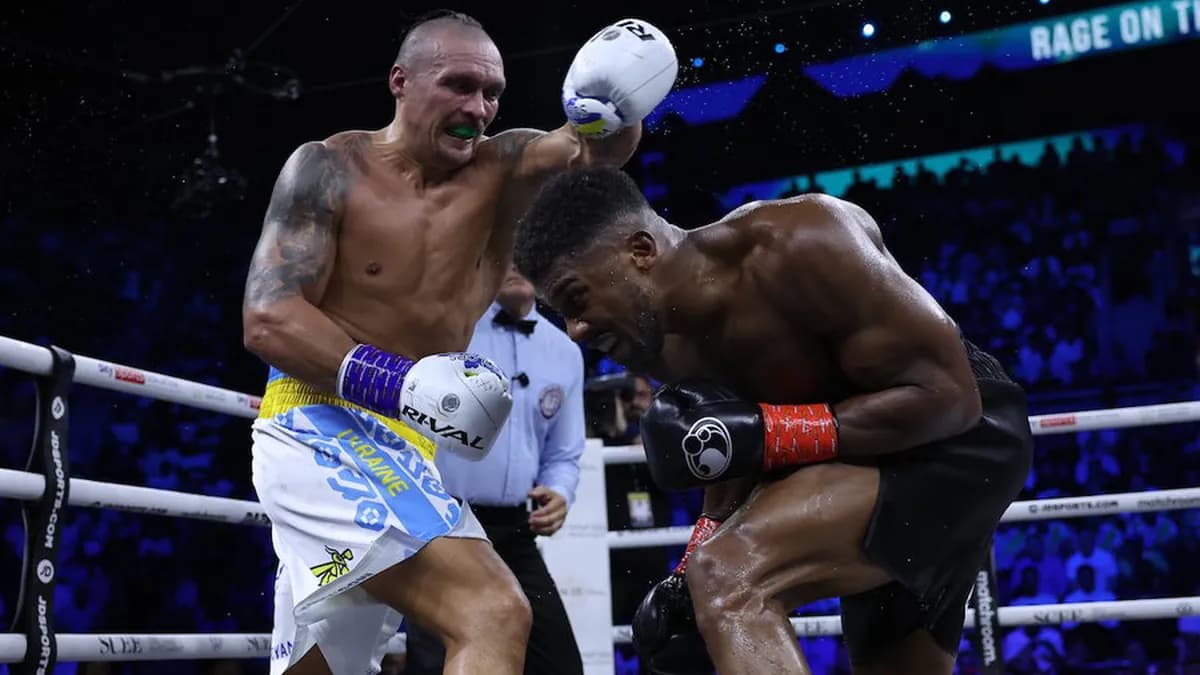 La pesée officielle du combat entre Oleksandr Usyk et Rico Verhoeven à Gizeh lance une soirée de boxe exceptionnelle sous les projecteurs