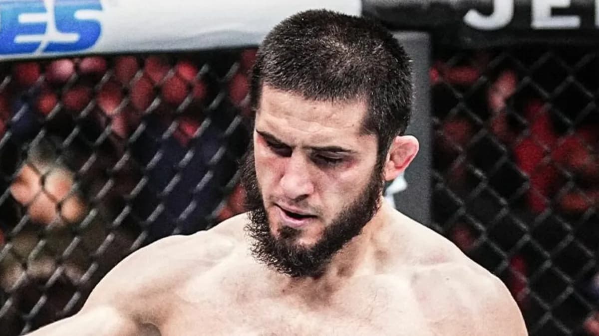 Le double champion des poids mi-moyens de l’UFC prépare son retour le 15 août à l’UFC 330, mais des doutes persistent sur sa condition physique.