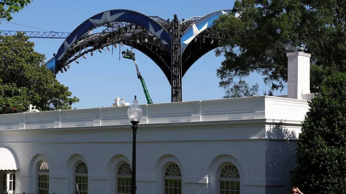 L’UFC écrit une nouvelle page de son histoire en organisant son premier gala à la Maison-Blanche, un spectacle inédit pour célébrer le 250ᵉ anniversaire des États-Unis. L’UFC écrit une nouvelle page de son histoire en organisant son premier gala à la Maison-Blanche, un spectacle inédit pour célébrer le 250ᵉ anniversaire des États-Unis.