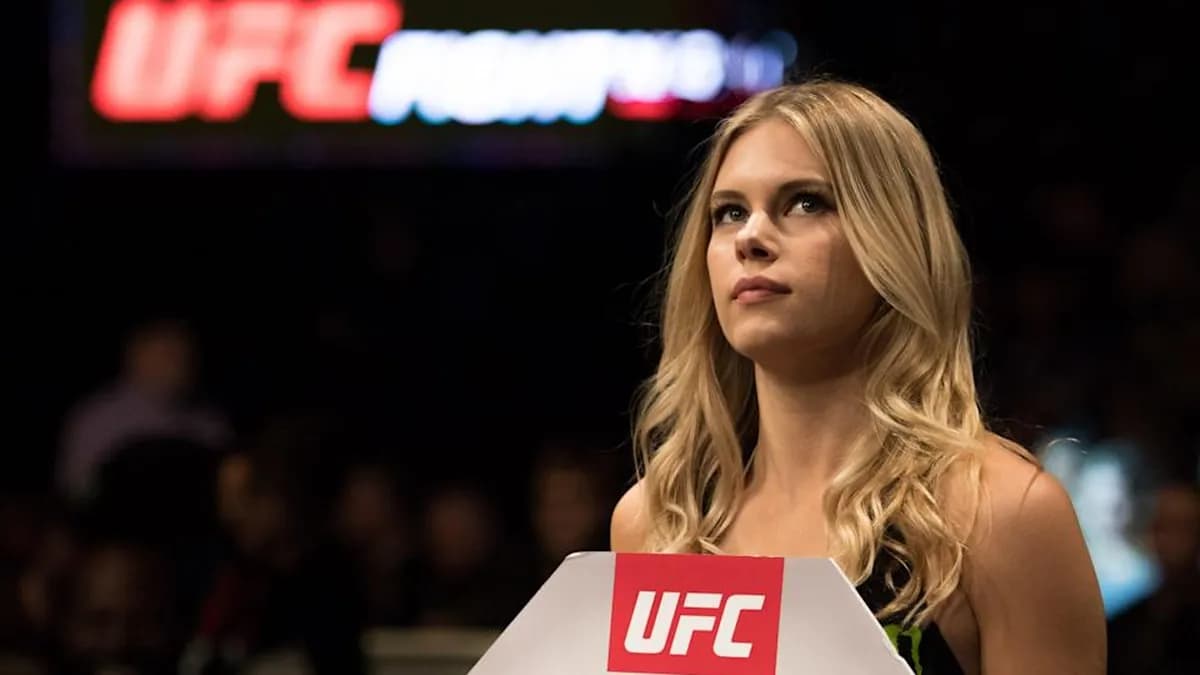 Chrissy Blair et une star du MMA défilent en tenue patriotique lors d'un événement UFC exceptionnel Chrissy Blair et une star du MMA défilent en tenue patriotique lors d'un événement UFC exceptionnel