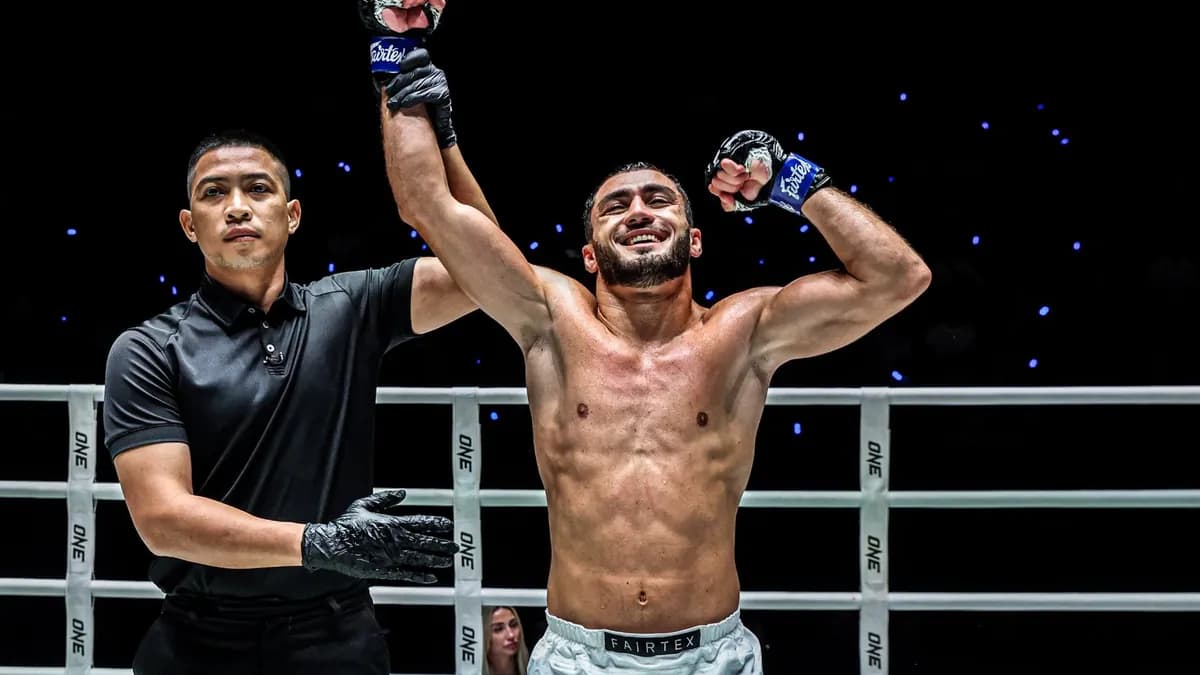 Le Thaïlandais signe un retour triomphal face à Mammadov lors d'un duel légendaire Le Thaïlandais signe un retour triomphal face à Mammadov lors d'un duel légendaire