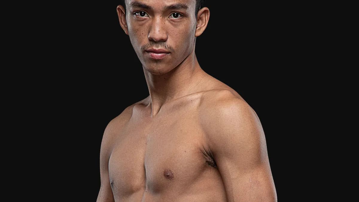 Un combat maîtrisé de bout en bout pour le Thaïlandais, qui confirme son statut de favori en poids légers Un combat maîtrisé de bout en bout pour le Thaïlandais, qui confirme son statut de favori en poids légers