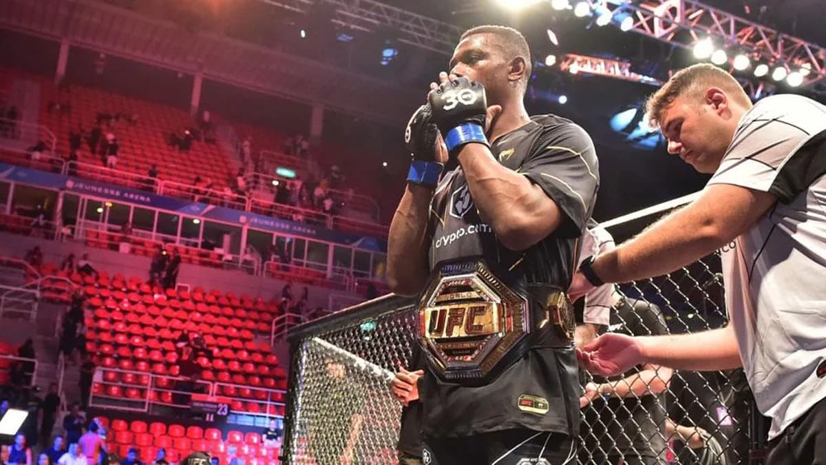 L’ex-champion des mi-lourds de l'UFC envisage-t-il un saut chez les lourds ?