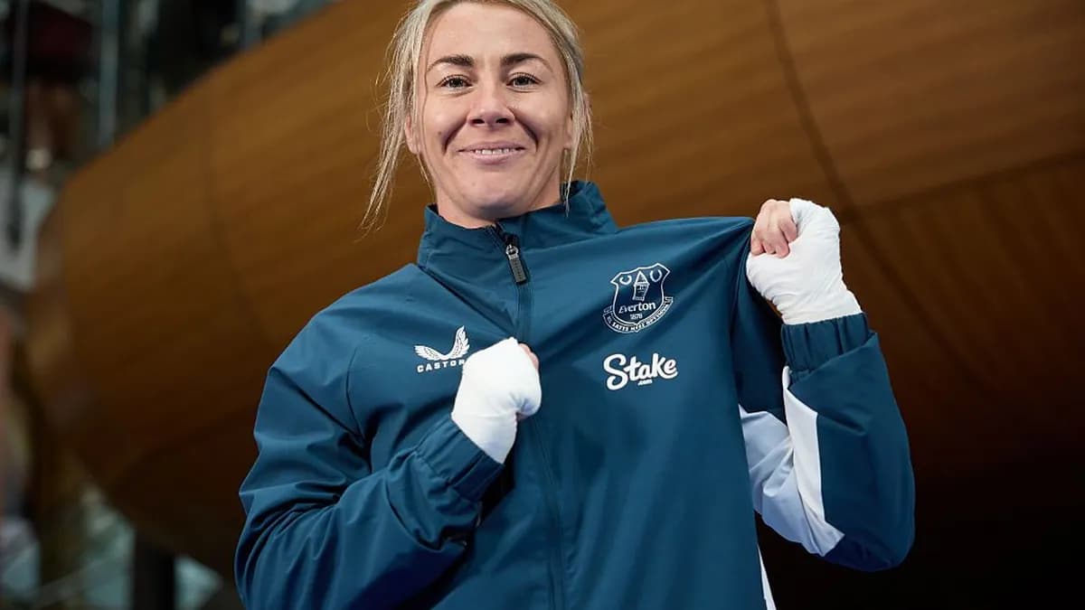 Molly McCann : Un KO explosif et une polémique pour son baptême du feu en boxe