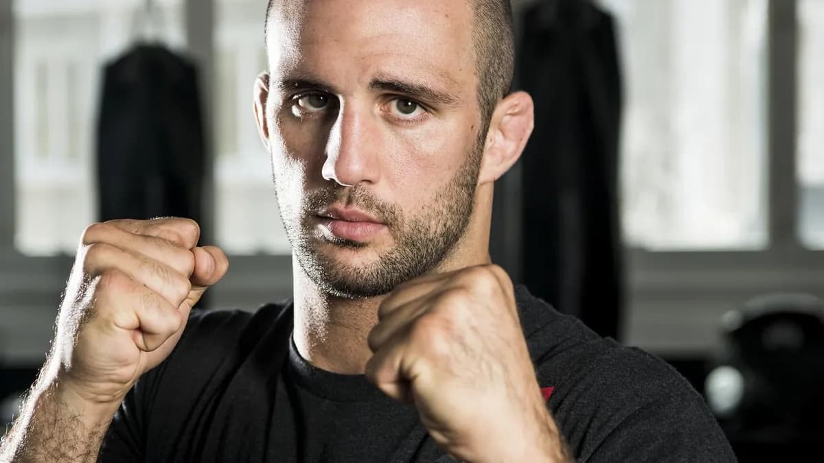 L'ancien prétendant au titre des mi-lourds de l'UFC avoue un contrôle positif à l'EPO en février, déclenchant une vague de réactions L'ancien prétendant au titre des mi-lourds de l'UFC avoue un contrôle positif à l'EPO en février, déclenchant une vague de réactions