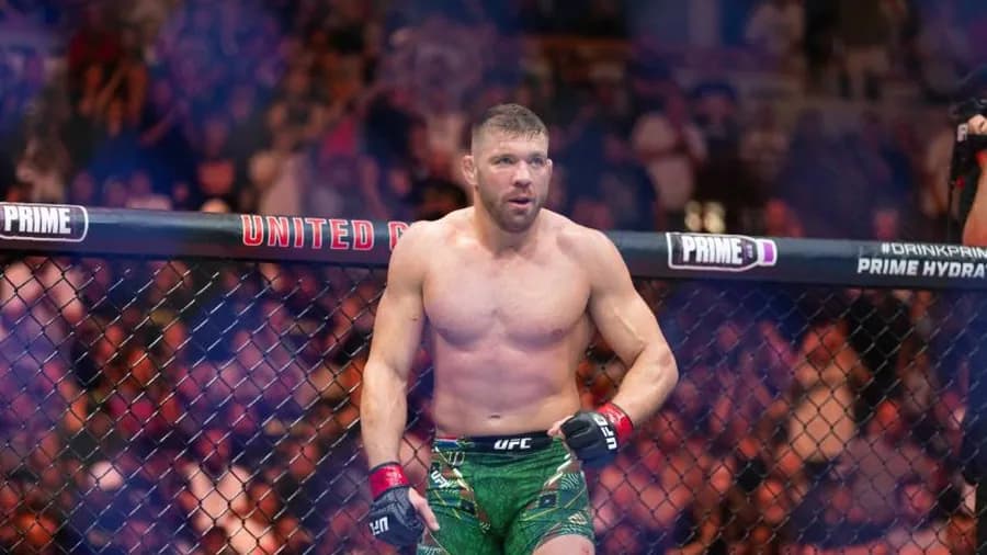 Despite a mixed performance, the South African wins by unanimous decision and stays in the title race Despite a mixed performance, the South African wins by unanimous decision and stays in the title race