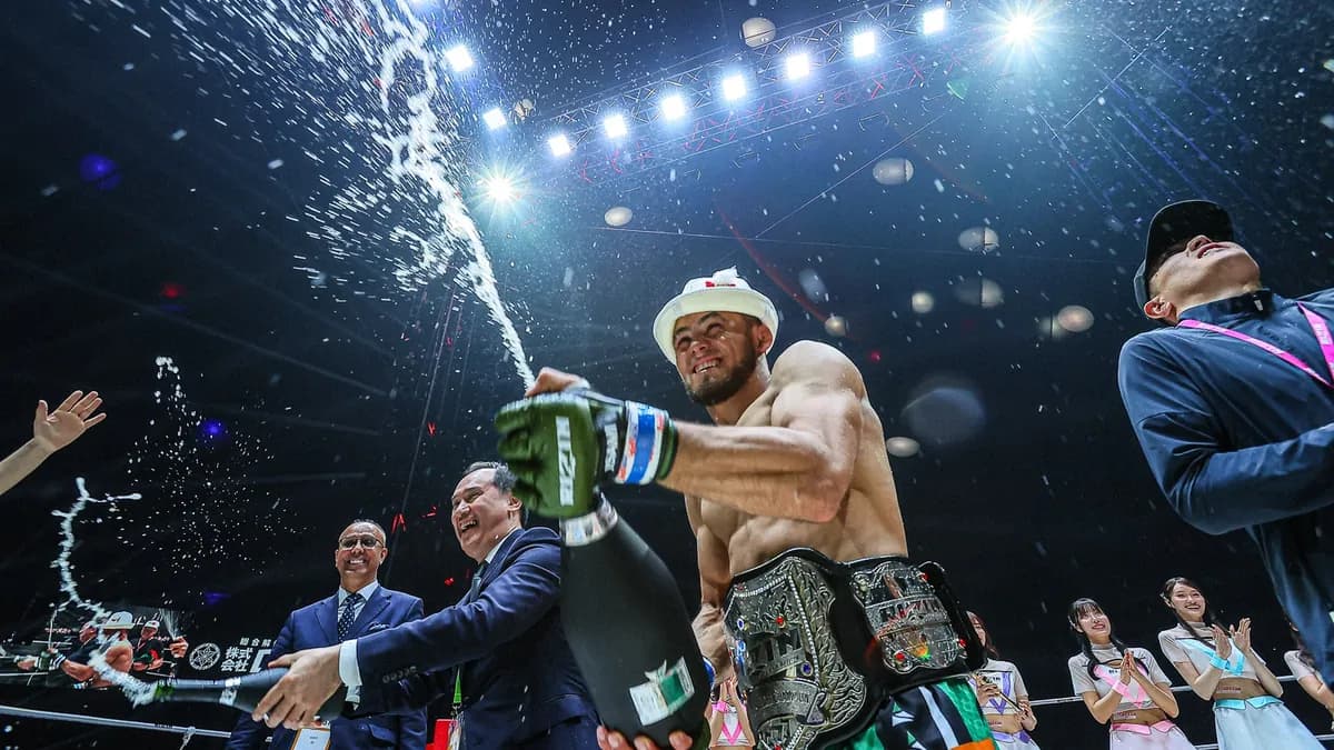 Duel historique en poids plumes : deux champions, une seule ceinture, un combat à couper le souffle Duel historique en poids plumes : deux champions, une seule ceinture, un combat à couper le souffle