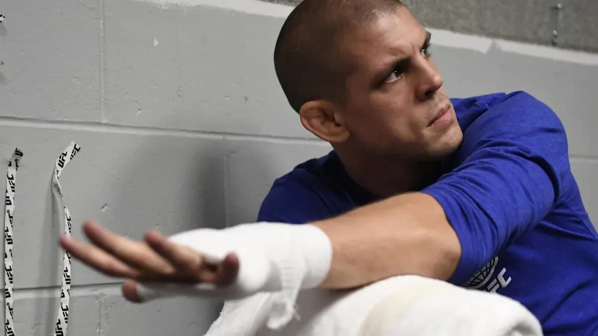 Après six ans d'absence, le combattant légendaire Joe Lauzon fait un retour explosif à la compétition lors du BKFC 92 à Fenway Park. Après six ans d'absence, le combattant légendaire Joe Lauzon fait un retour explosif à la compétition lors du BKFC 92 à Fenway Park.