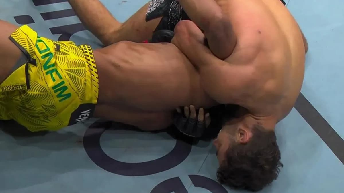 Axel Sola impose sa domination dès le premier round et signe une victoire spectaculaire par soumission technique Axel Sola impose sa domination dès le premier round et signe une victoire spectaculaire par soumission technique