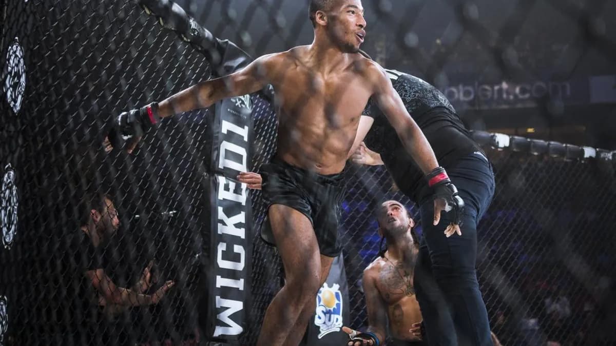Le prodige français Salahdine Parnasse quitte la KSW pour l'UFC, marquant un tournant majeur dans sa carrière et un défi de taille face à Dan Hooker. Le prodige français Salahdine Parnasse quitte la KSW pour l'UFC, marquant un tournant majeur dans sa carrière et un défi de taille face à Dan Hooker.