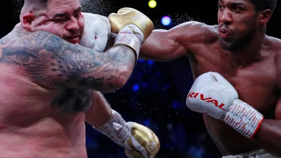 Anthony Joshua domine à Jeddah malgré deux chutes Anthony Joshua domine à Jeddah malgré deux chutes