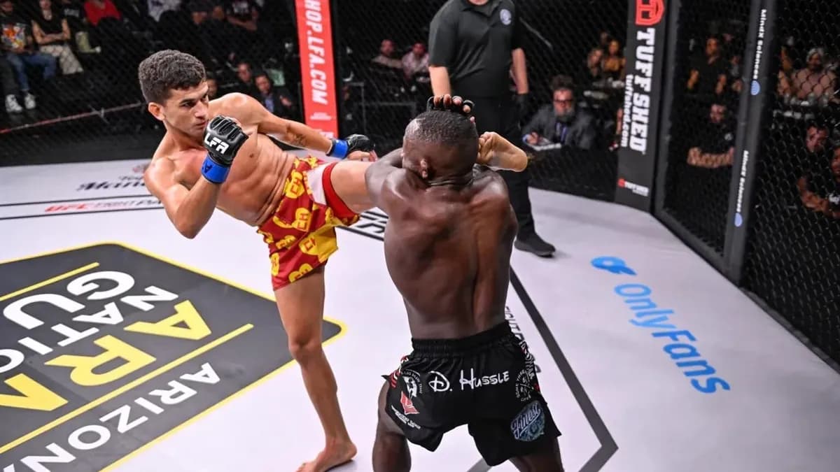 Henrique, nouveau prodige du jiu-jitsu brésilien, défie Johnson, machine à combat ultra-agressive, dans un duel explosif en poids mouches. Henrique, nouveau prodige du jiu-jitsu brésilien, défie Johnson, machine à combat ultra-agressive, dans un duel explosif en poids mouches.