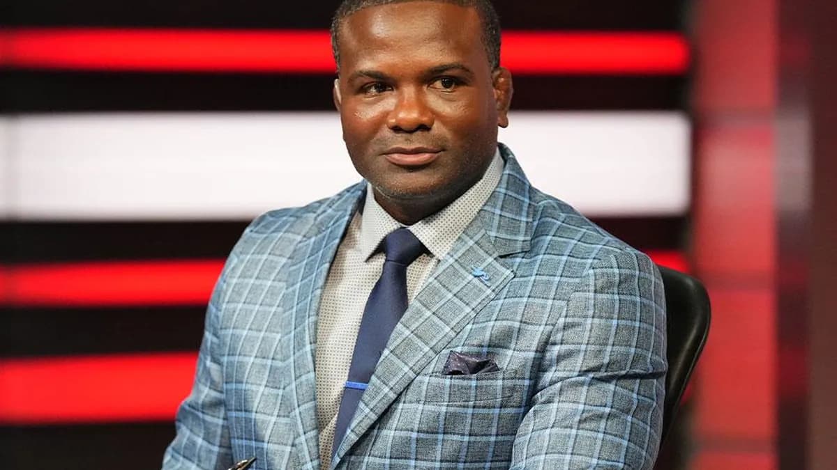 Din Thomas ends his career after cornering Gillian Robertson at UFC 330, leaving behind a legacy of expertise and passion in MMA. Din Thomas ends his career after cornering Gillian Robertson at UFC 330, leaving behind a legacy of expertise and passion in MMA.
