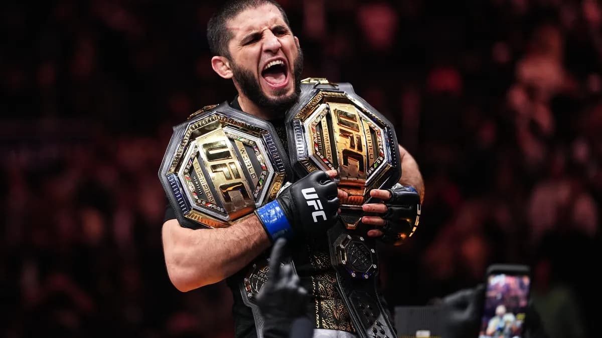 Islam Makhachev étend son règne aux poids moyens et entre dans l'histoire de l'UFC Islam Makhachev étend son règne aux poids moyens et entre dans l'histoire de l'UFC