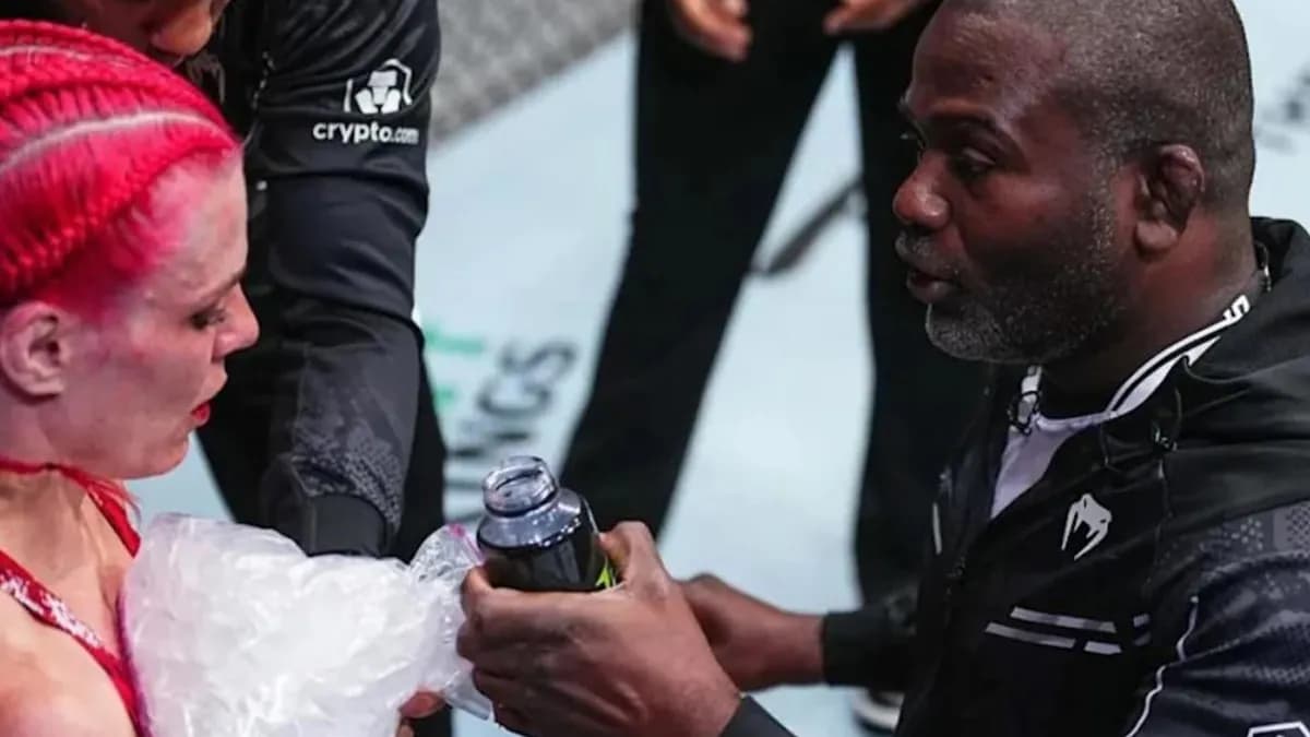 L'ancien coach de l'UFC avoue avoir perturbé la carrière de Robertson avec une annonce prématurée lors de l'UFC 330 L'ancien coach de l'UFC avoue avoir perturbé la carrière de Robertson avec une annonce prématurée lors de l'UFC 330