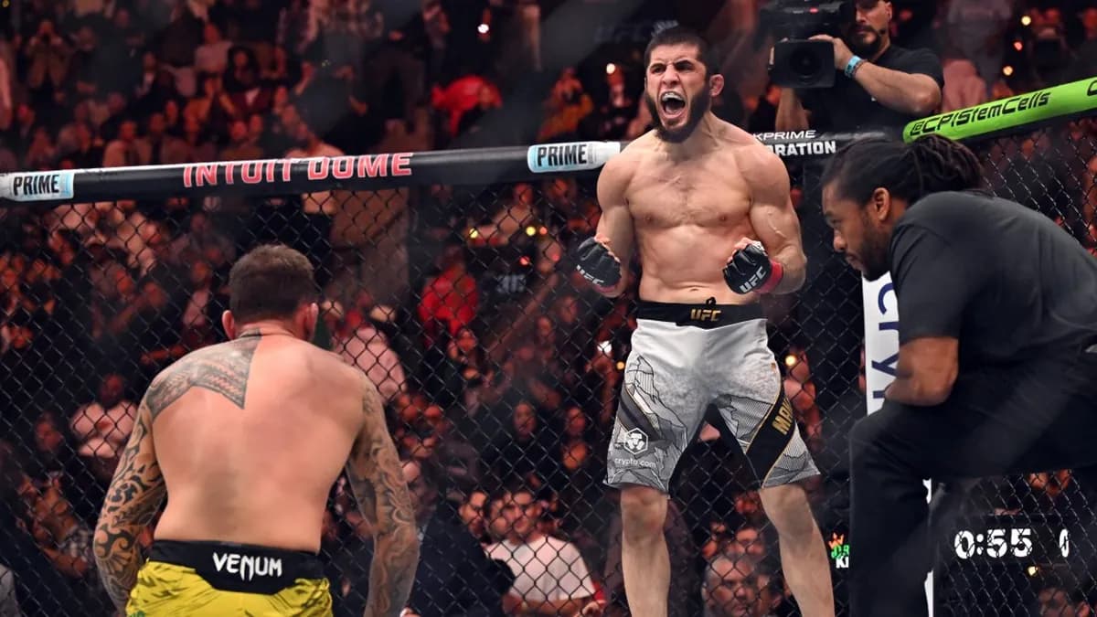 Dvalishvili critique l'UFC pour l'affichage d'un drapeau russe après la victoire de Makhachev à l'UFC 330 Dvalishvili critique l'UFC pour l'affichage d'un drapeau russe après la victoire de Makhachev à l'UFC 330