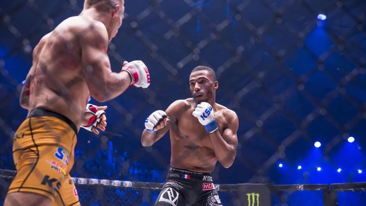 À Szczecin, le 21 novembre, Valeriu Mircea et Marcin Held s'affrontent dans un duel où KO et soumission s'affrontent pour la ceinture des poids légers KSW. À Szczecin, le 21 novembre, Valeriu Mircea et Marcin Held s'affrontent dans un duel où KO et soumission s'affrontent pour la ceinture des poids légers KSW.
