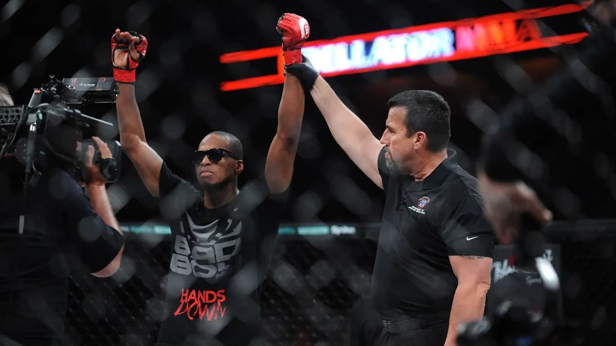 Page, 39 ans, marque un tournant à l’UFC Paris : 12 coups en trois rounds, un public sceptique et des critiques sur son style trop prudent Page, 39 ans, marque un tournant à l’UFC Paris : 12 coups en trois rounds, un public sceptique et des critiques sur son style trop prudent