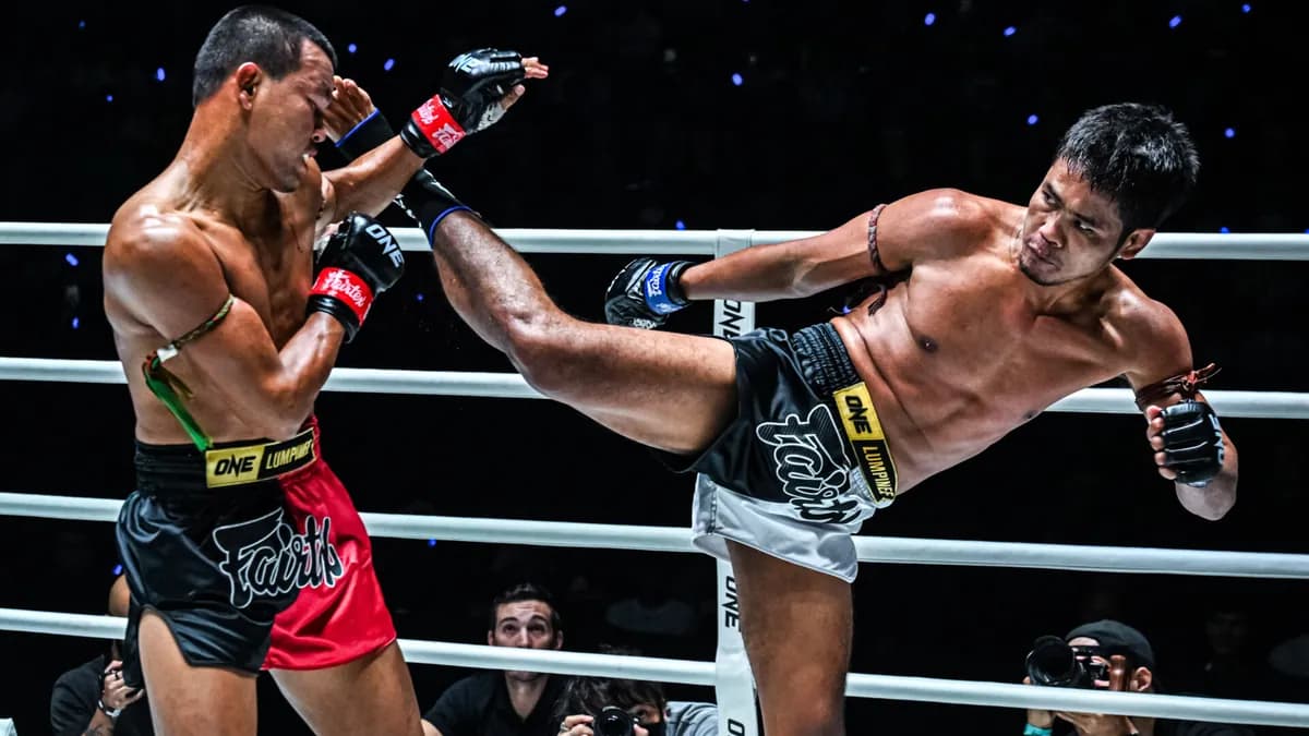 Muangthai PK Saenchai écrit une page d'histoire en stoppant Seksan au Lumpinee, scellant leur rivalité mythique Muangthai PK Saenchai écrit une page d'histoire en stoppant Seksan au Lumpinee, scellant leur rivalité mythique