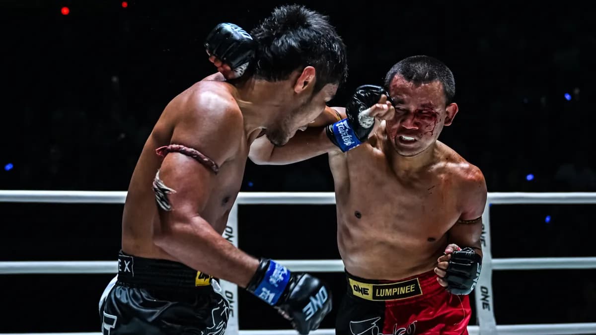 L'ultime affrontement en poids coqs de Seksan Kwanmuang contre Muangthai "Elbow Zombie" au mythique stade Lumpinee L'ultime affrontement en poids coqs de Seksan Kwanmuang contre Muangthai "Elbow Zombie" au mythique stade Lumpinee