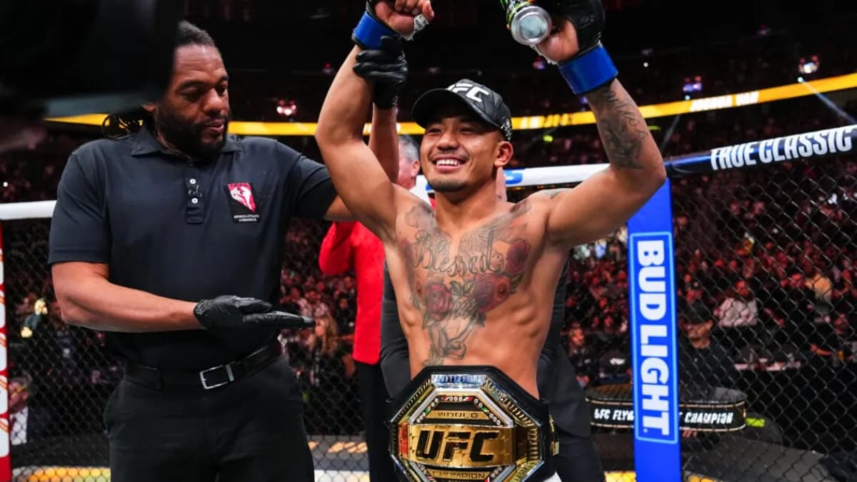 Le champion des poids mouches de l'UFC a remporté sa défense de titre face à Alexandre Pantoja malgré une blessure sérieuse à l'épaule. Le champion des poids mouches de l'UFC a remporté sa défense de titre face à Alexandre Pantoja malgré une blessure sérieuse à l'épaule.