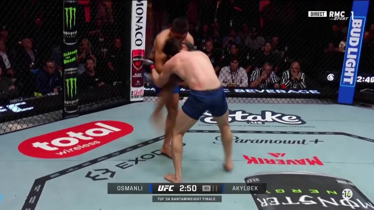 Controversial Referee Decision: The Explosive Clash Between Champion and Rival in the Bantamweight Division Controversial Referee Decision: The Explosive Clash Between Champion and Rival in the Bantamweight Division