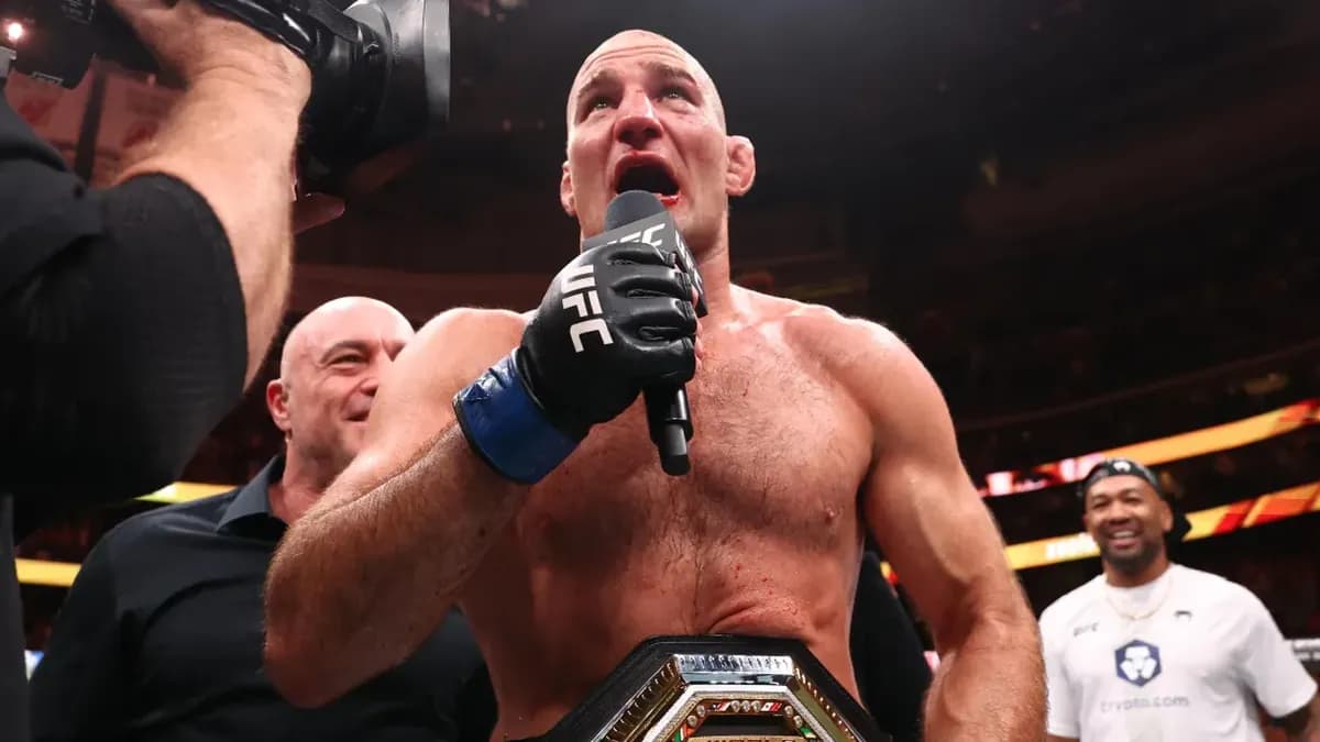 Sean Strickland dénonce les inégalités salariales dans l’UFC après ses deux titres : « Mon travail mérite mieux que des écarts avec McGregor » Sean Strickland dénonce les inégalités salariales dans l’UFC après ses deux titres : « Mon travail mérite mieux que des écarts avec McGregor »