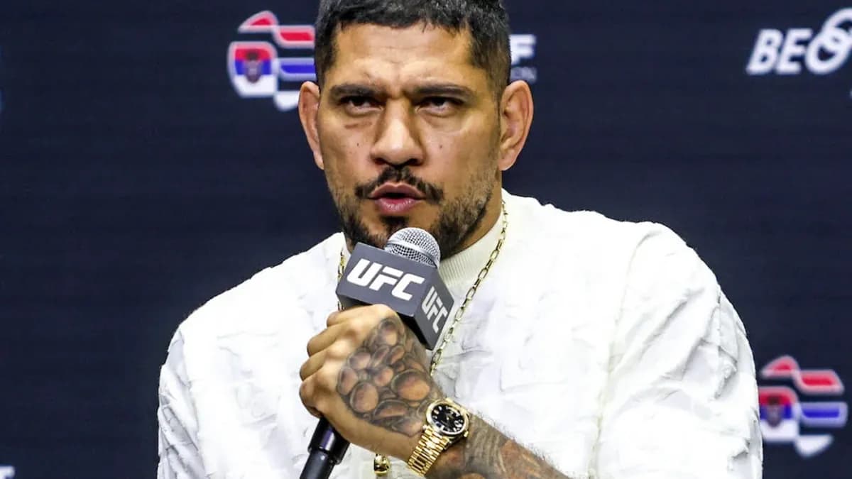 Le Brésilien de 39 ans, double champion en kickboxing et MMA, privilégie l'UFC malgré les sirènes de la boxe anglaise Le Brésilien de 39 ans, double champion en kickboxing et MMA, privilégie l'UFC malgré les sirènes de la boxe anglaise
