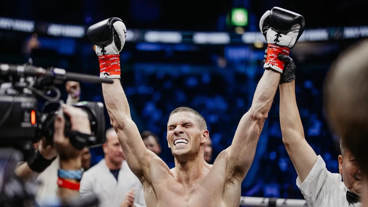 Duel explosif entre deux personnalités britanniques à la Copper Box Arena : Joey Essex affronte Dapper Laughs en boxe Duel explosif entre deux personnalités britanniques à la Copper Box Arena : Joey Essex affronte Dapper Laughs en boxe