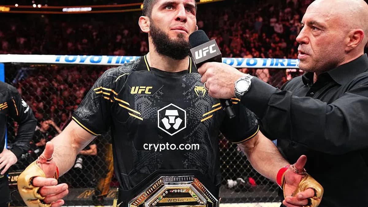 Islam Makhachev : "Le seul regret de ma carrière... ne pas avoir pu offrir cette ceinture à Abdulmanap"