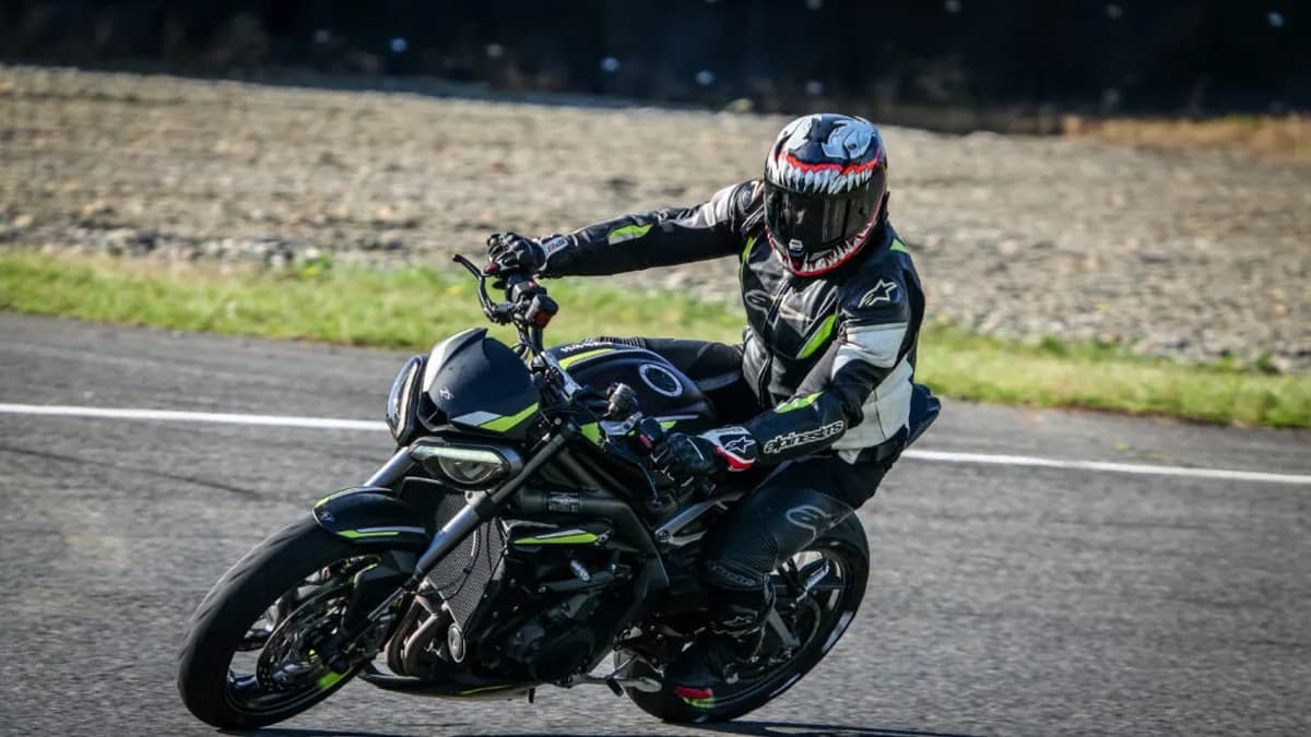 Carlos Prates offre une moto à son entraîneur pour Noël : un geste de gratitude exceptionnel