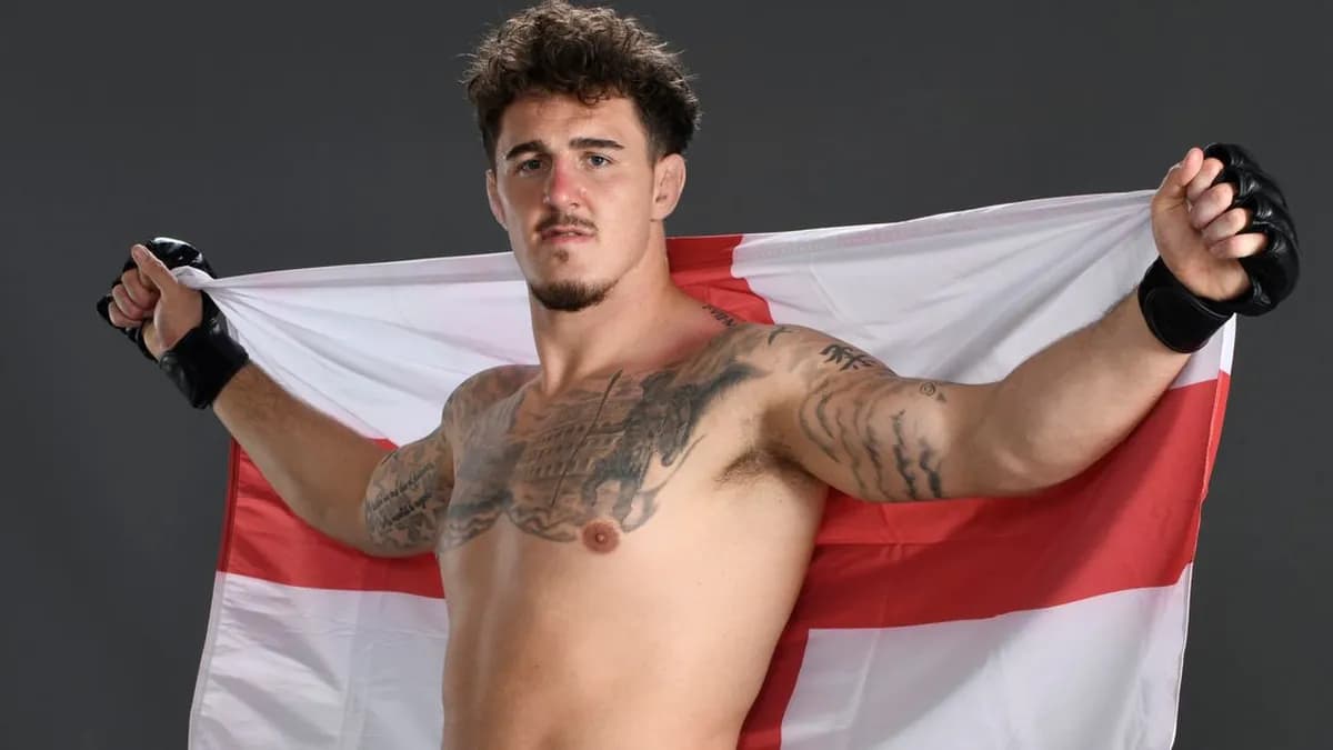 UFC: Aspinall dément, vidéo choc: il jongle avec un ballon!