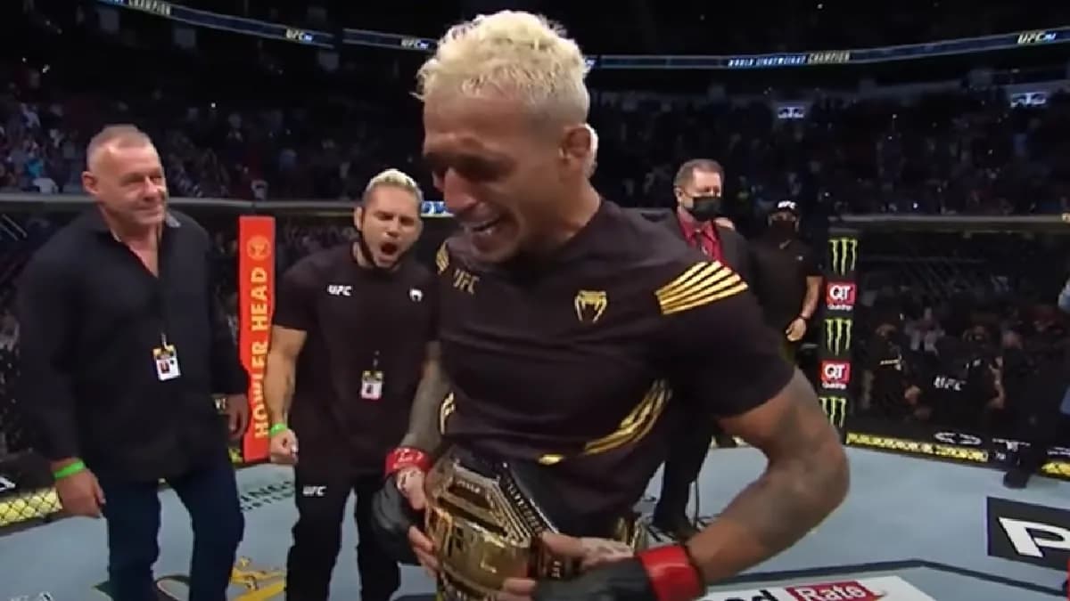 Charles Oliveira rêve de voir son père lui remettre la ceinture BMF