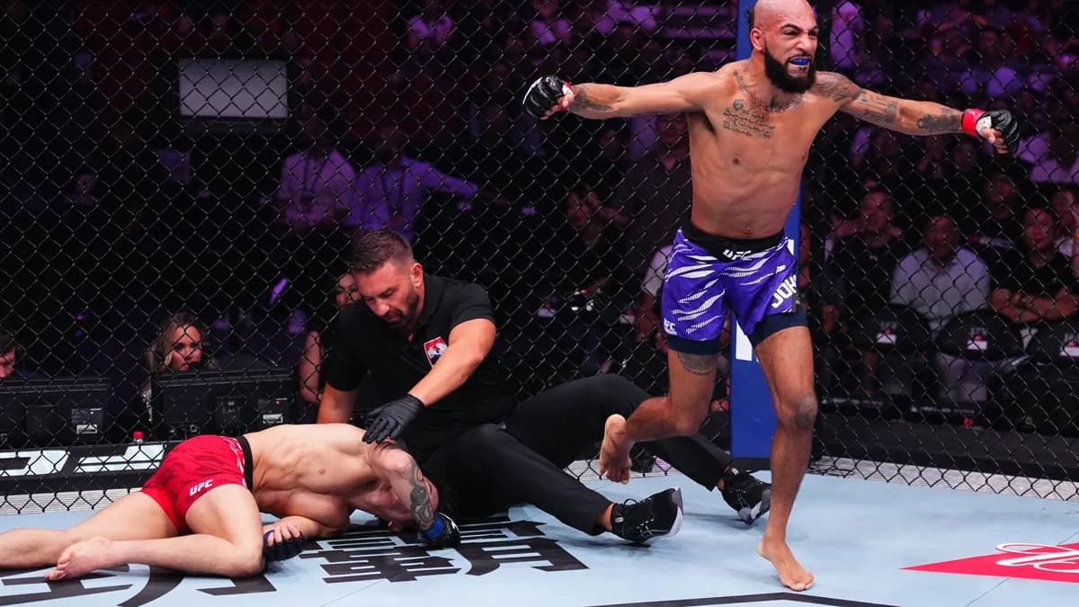 Jon Jones éblouit Lone'er Kavanagh après sa victoire à l'UFC Mexico