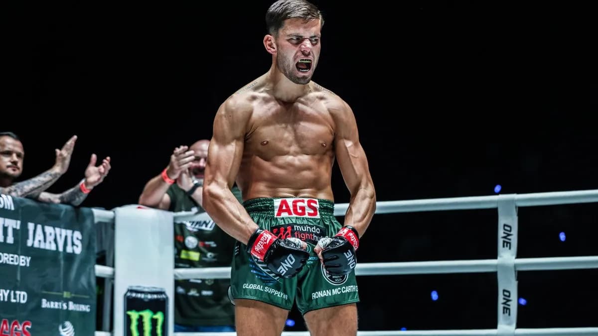 George Jarvis écrase Sinsamut Klinmee dans une guerre épique à ONE Fight Night 41