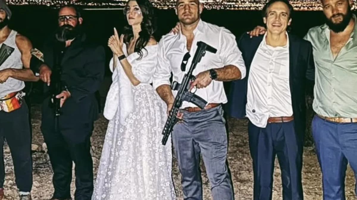 Sean Strickland : un mariage explosif entre romance et provocation, entre la robe blanche et les balles Sean Strickland : un mariage explosif entre romance et provocation, entre la robe blanche et les balles