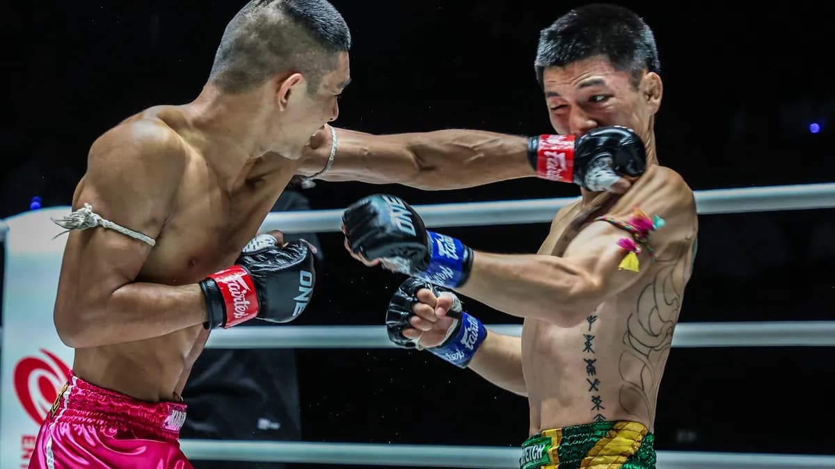 Attachai Kelasport domine Kompet Sitsarawatsuer en poids pailles lors d’un duel explosif au Lumpinee Stadium