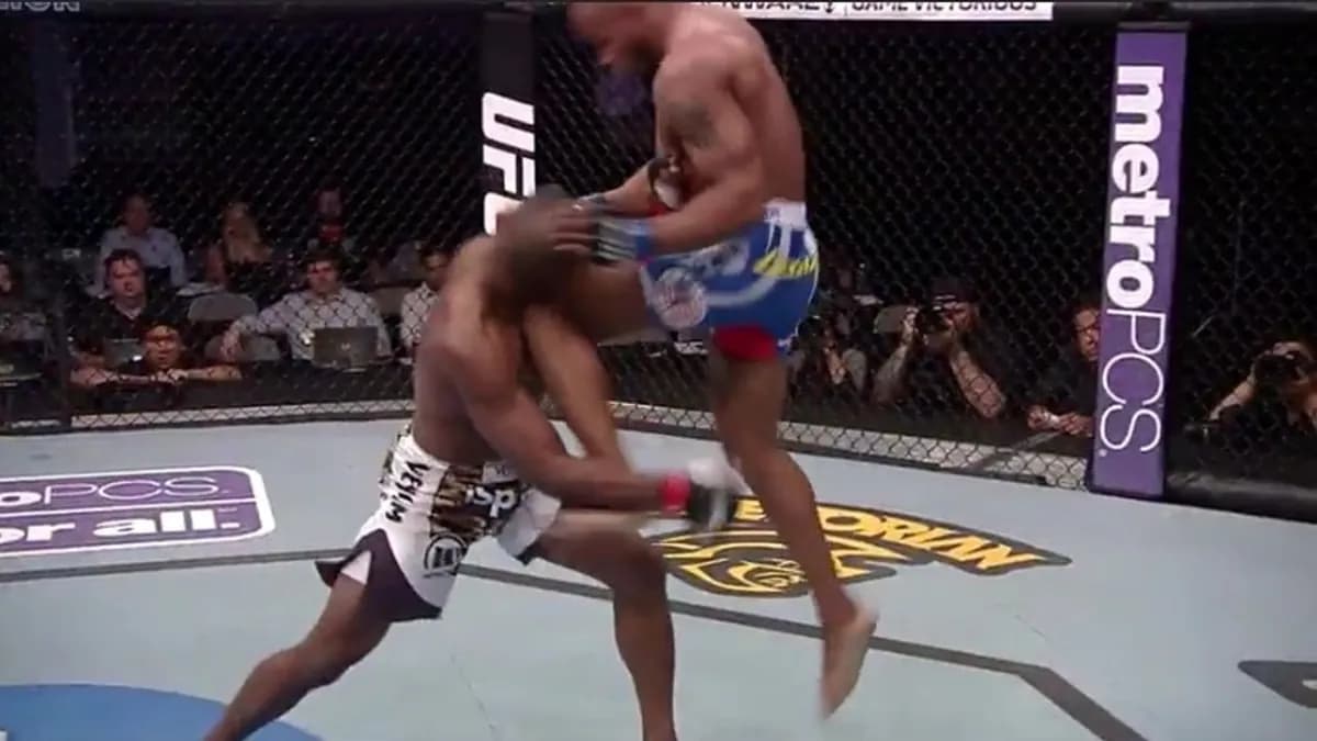 L'UFC 327 restera dans les mémoires : Carlos Ulberg devient champion des poids mi-lourds en terrassant Jiri Prochazka par KO, malgré une grave blessure au genou.