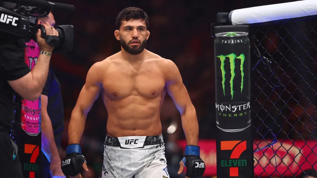 Tsarukyan impressionne une fois de plus en dominant Urijah Faber lors d’un combat technique mémorable, malgré un atterrissage périlleux hors du tapis.