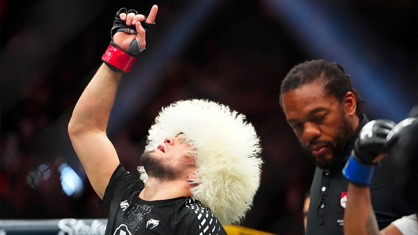 Frère en cage : Usman Nurmagomedov sous l’effet de l’émotion après le KO de Song à l’UFC Shanghai Frère en cage : Usman Nurmagomedov sous l’effet de l’émotion après le KO de Song à l’UFC Shanghai