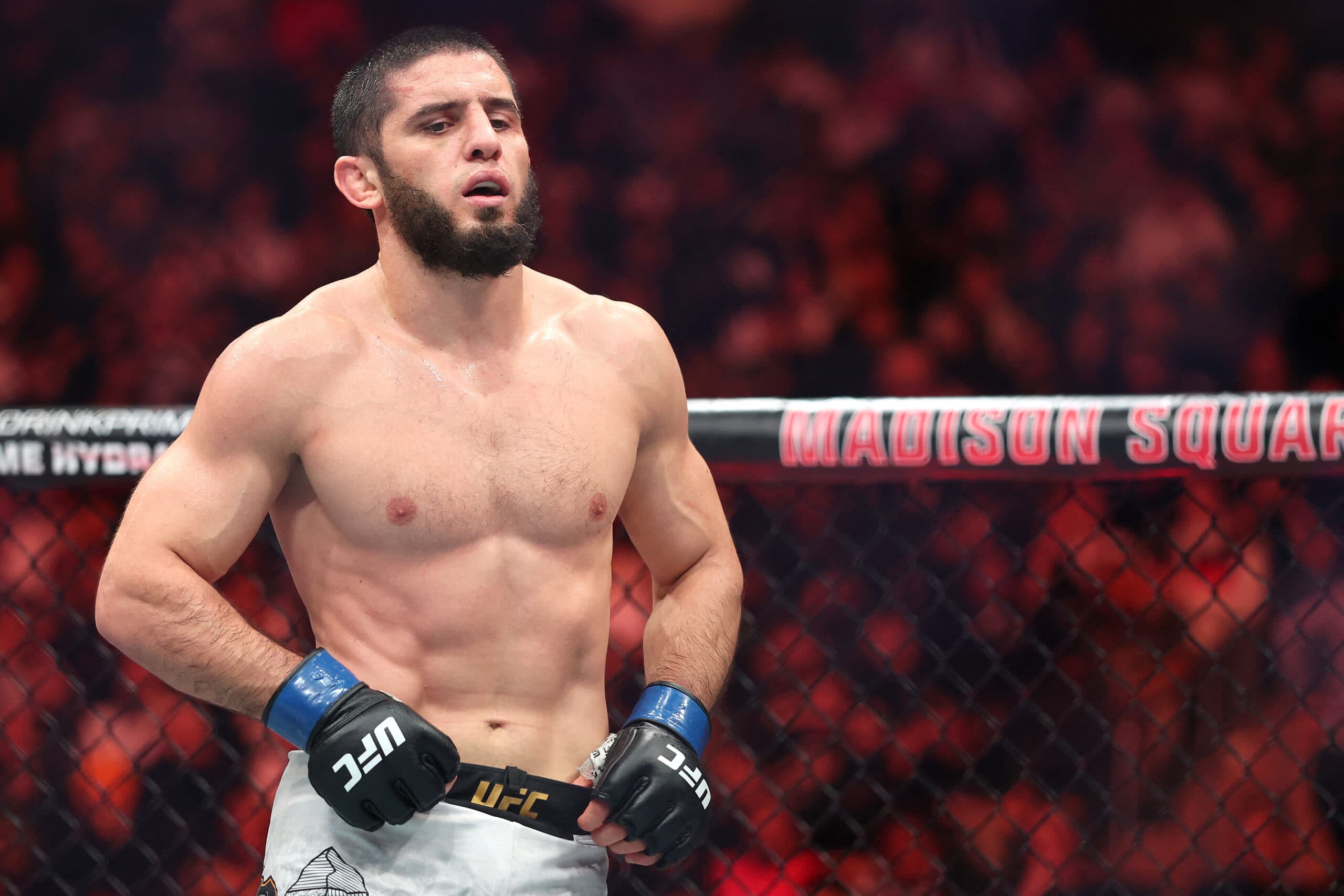 Makhachev pulvérise le record Silva : 17 victoires légères en MMA, une domination sans précédent Makhachev pulvérise le record Silva : 17 victoires légères en MMA, une domination sans précédent