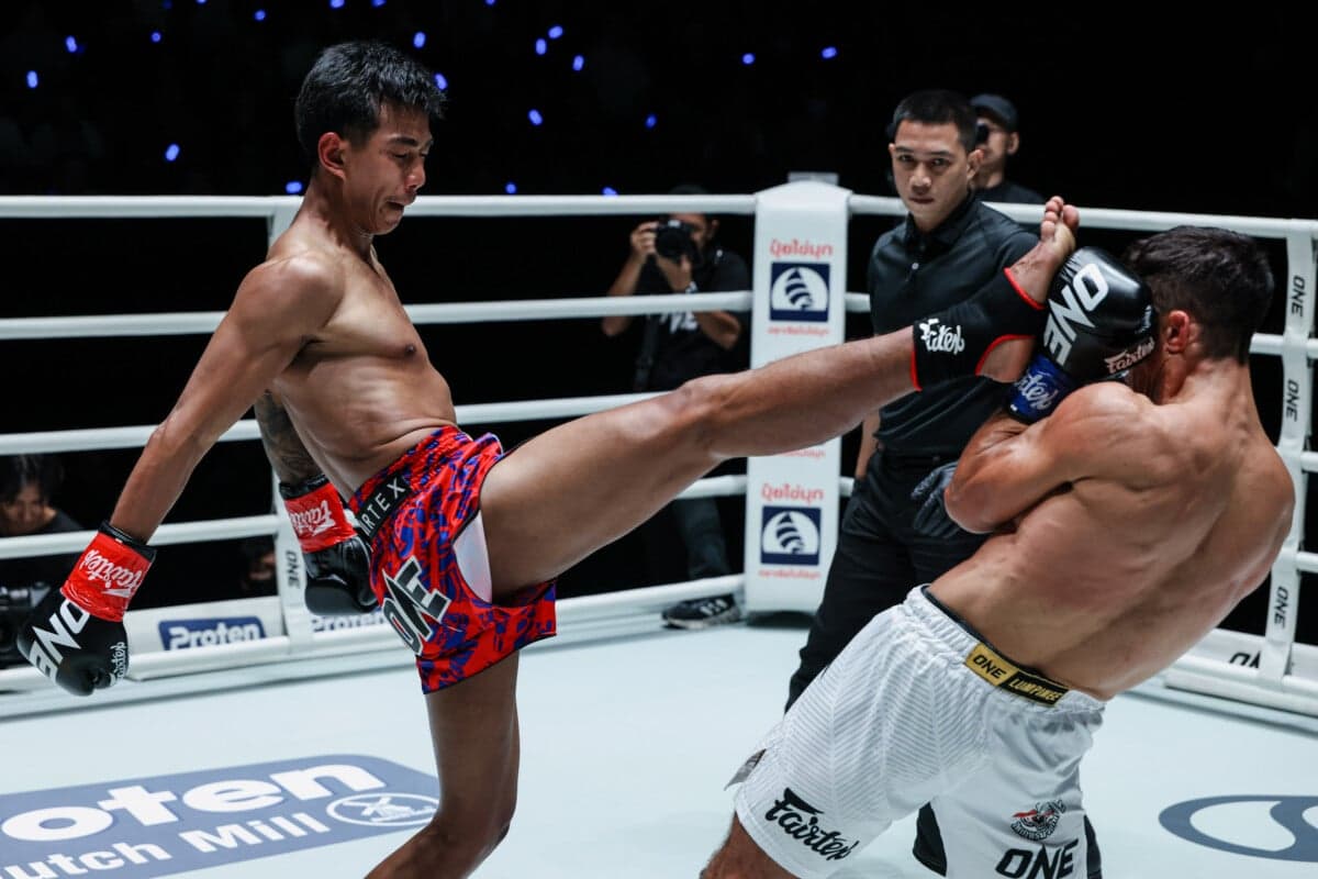 Yamin PK Saenchai écrase Alexey Balyko au Lumpinee : Muay Thai vs Boxe en feu Yamin PK Saenchai écrase Alexey Balyko au Lumpinee : Muay Thai vs Boxe en feu