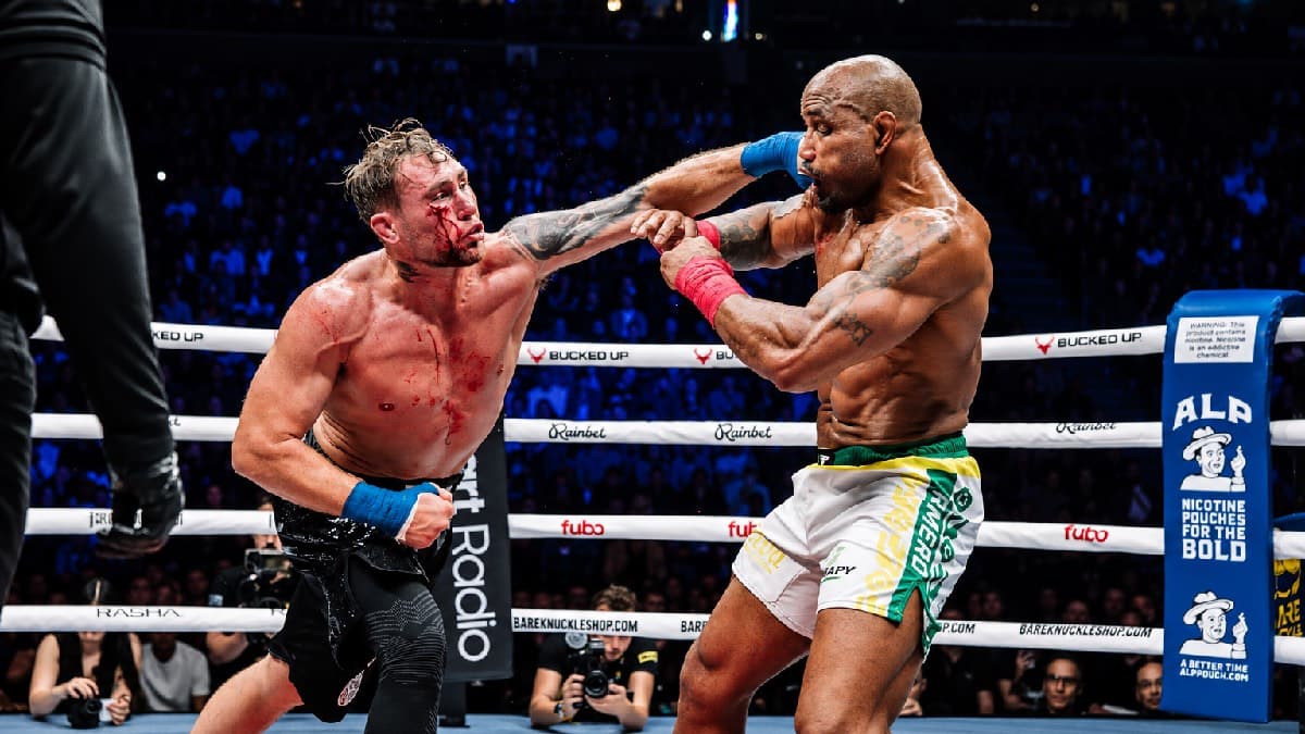 Darren Till écrase Yoel Romero à poings nus : le choc légendaire du BKFC 94 à Manchester Darren Till écrase Yoel Romero à poings nus : le choc légendaire du BKFC 94 à Manchester