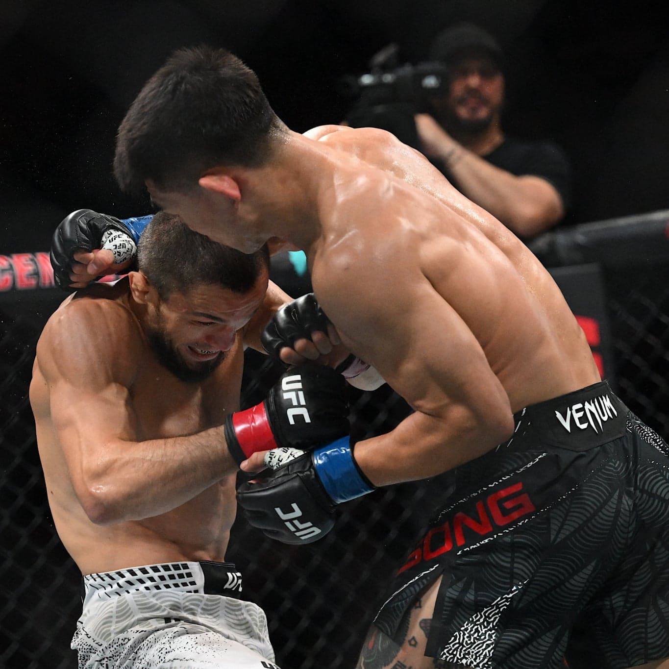 Frère contre frère sous les projecteurs : Le scandale UFC Shanghai expliqué ! Frère contre frère sous les projecteurs : Le scandale UFC Shanghai expliqué !